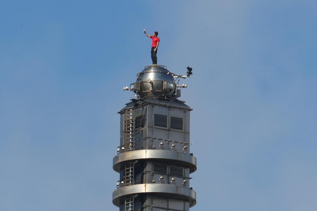 Sense cordes ni arnès: Alex Honnold fa història a l’escalar amb èxit el gratacel Taipei 101