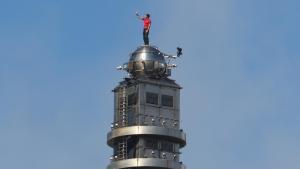 Sense cordes ni arnès: Alex Honnold fa història a l’escalar amb èxit el gratacel Taipei 101