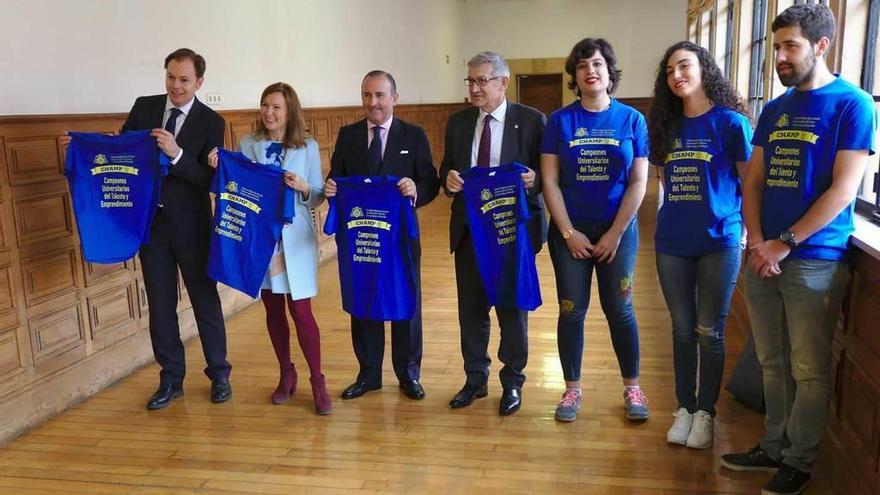 El rector de la Universidad de Oviedo, en el centro, junto al resto de los organizadores.