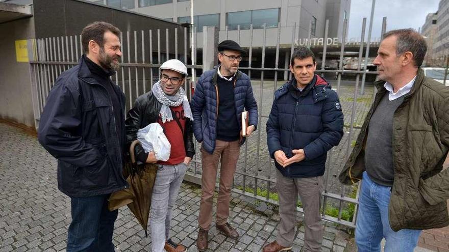 Concejales de la comarca, ayer, a las puertas de la delegación de la Xunta en Pontevedra. // G. Santos