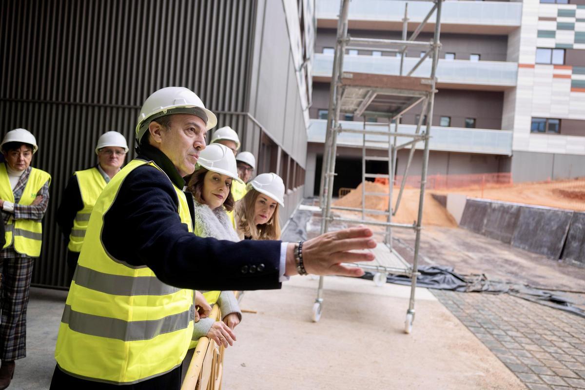 Los consejeros Bancalero y Forniés y la alcaldesa Buj, la pasada semana en las obras del hospital de Teruel.