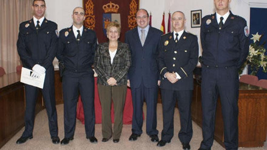 Los agentes Juan Antonio Espín, José Manuel Muñoz y Vicente Molino, junto al alcalde y al sargento policial