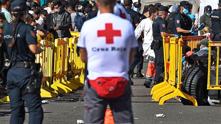 Interior deja en la calle a 227 migrantes de Arguineguín  sin comida ni donde cobijarse  