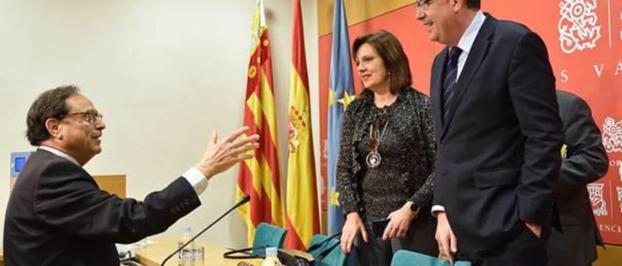 El conseller de Hacienda, Vicent Soler, habla con Enric Morera y Carmen Martínez ayer en las Corts.