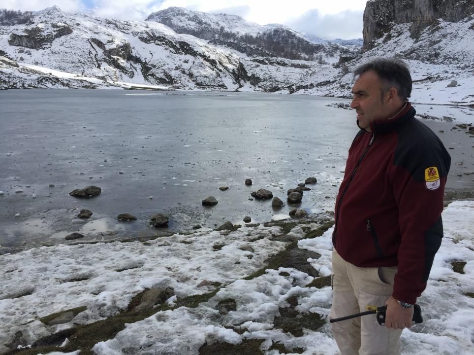 Turistas caminando sobre el lago Ercina