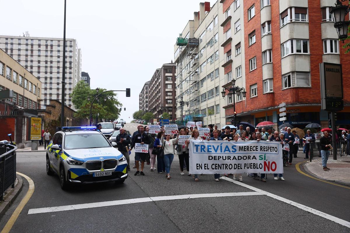 En imágenes: así fue la manifestación por las calles de Oviedo de los vecinos de Trevías que luchan por cambiar la depuradora de lugar En imágenes: así fue la manifestación por las calles de Oviedo de los vecinos de Trevías que luchan por cambiar la depuradora de lugar