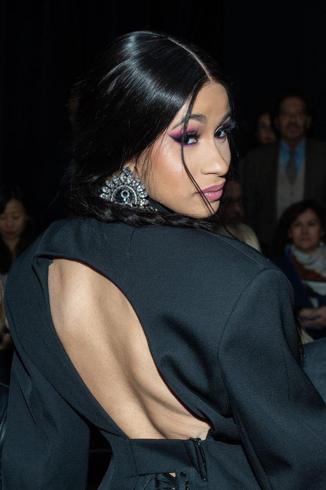 Cardi B cambia el color negro de su pelo por un color más despampanante