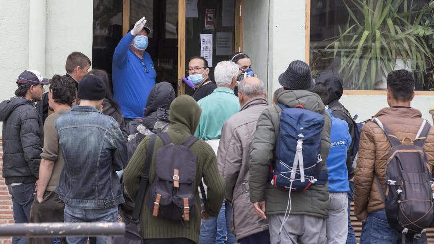 Personas sin mantener la distancia mínima contra el virus ante el comedor social de San Gabriel