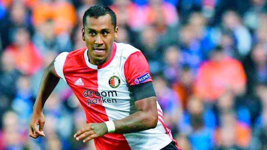 Renato Tapia, durante encuentro de la pasada temporada con el Feyenoord.