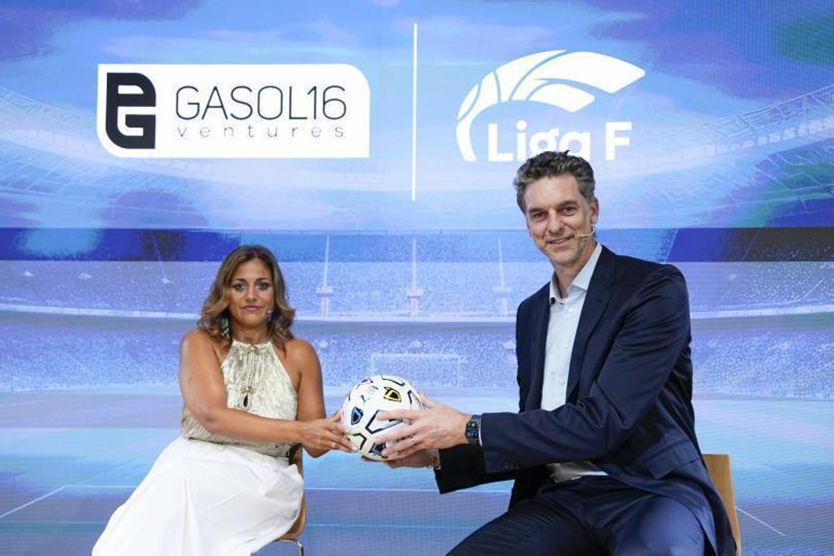 Beatriz Álvarez, presidenta de la Liga F, junto a Pau Gasol