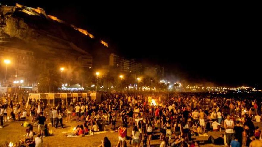 Durante estas noches cerca de 30.000 jóvenes se congregan en la playa del Postiguet, muchos de ellos para hacer botellón.