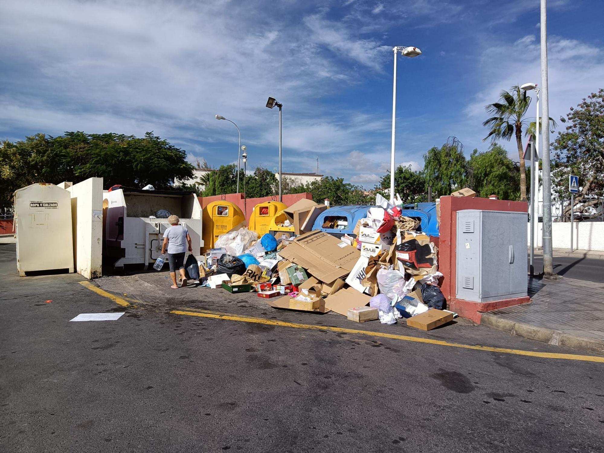 Acumulación de basura en las calles de San Bartolomé de Tijarana