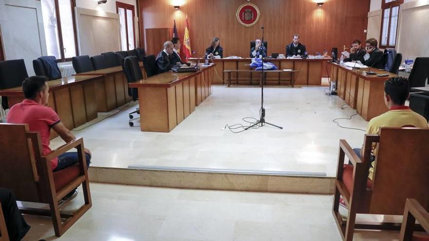 Los dos condenados, durante el juicio celebrado en la Audiencia Provincial de Palma.