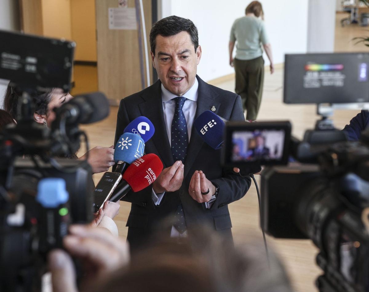 El presidente andaluz, Juanma Moreno, habla con la prensa el miércoles en BruselasÓS