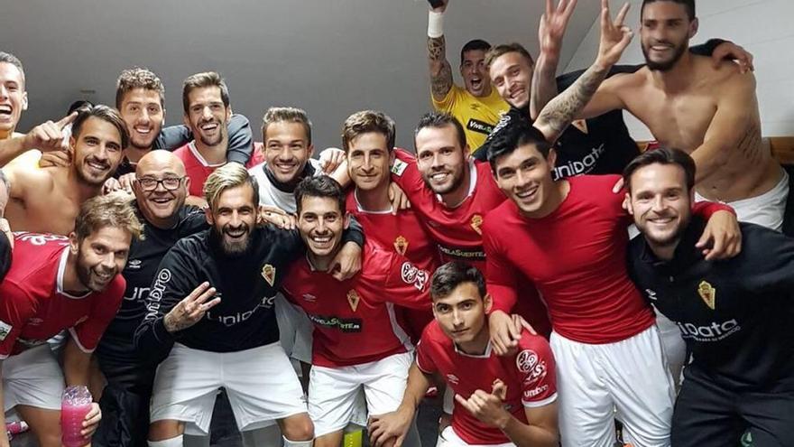 Los jugadores del Murcia celebran en el vestuario su triunfo ante el líder.