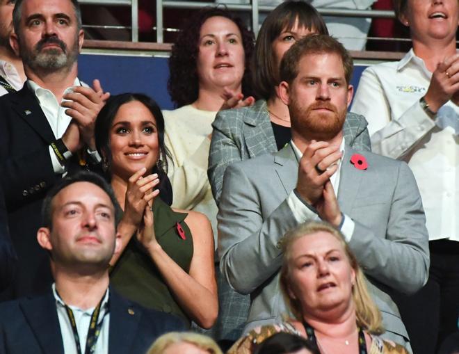 El príncipe Harry luce su reloj inteligente durante su viaje a Australia en 2018