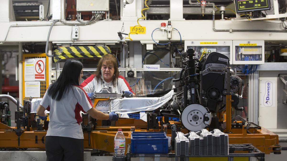 Mujeres en una cadena de montaje de Seat en Martorell.