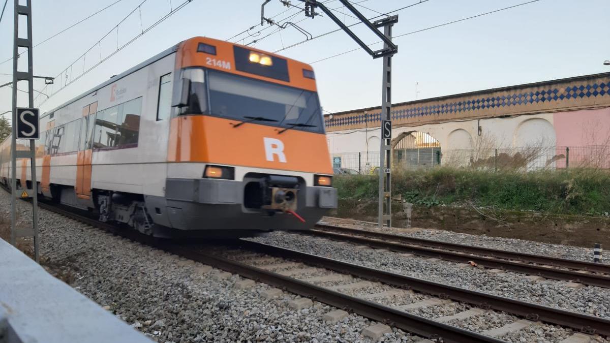 Un tren a l&#039;estació de Figueres.