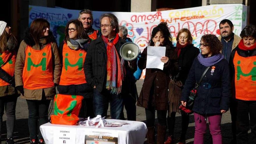 Laura Rivera lee el manifiesto del Día Europeo de la Mediación, ayer, en la Plaza Mayor.