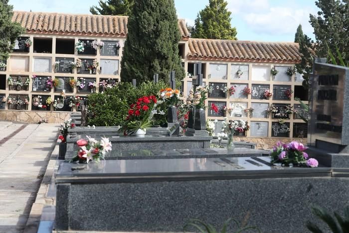 Día de Todos los Santos en el cementerio de Lorca