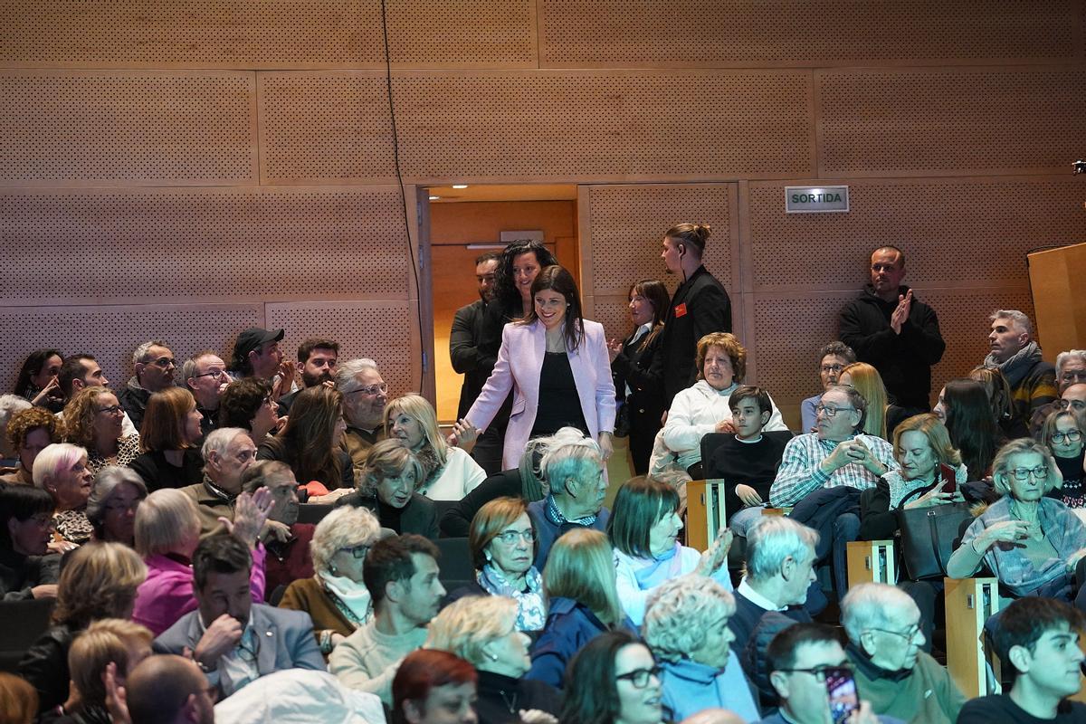 Gemma Geis aclamada a l'entrar a l'Auditori de Girona.