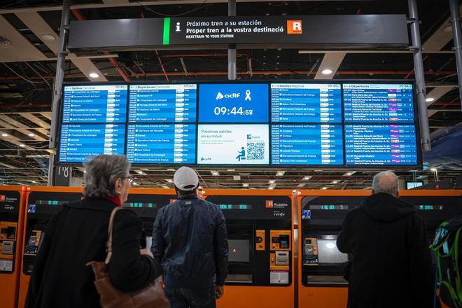 Desconcierto en la estación de Sants tras la suspensión del servicio de Rodalies