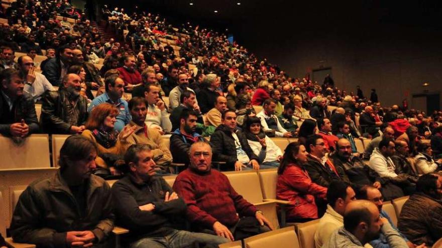 Una asamblea de bateeiros contra la Lei de Acuicultura de Galicia, en el Auditorio de Vilagarcía. // Iñaki Abella