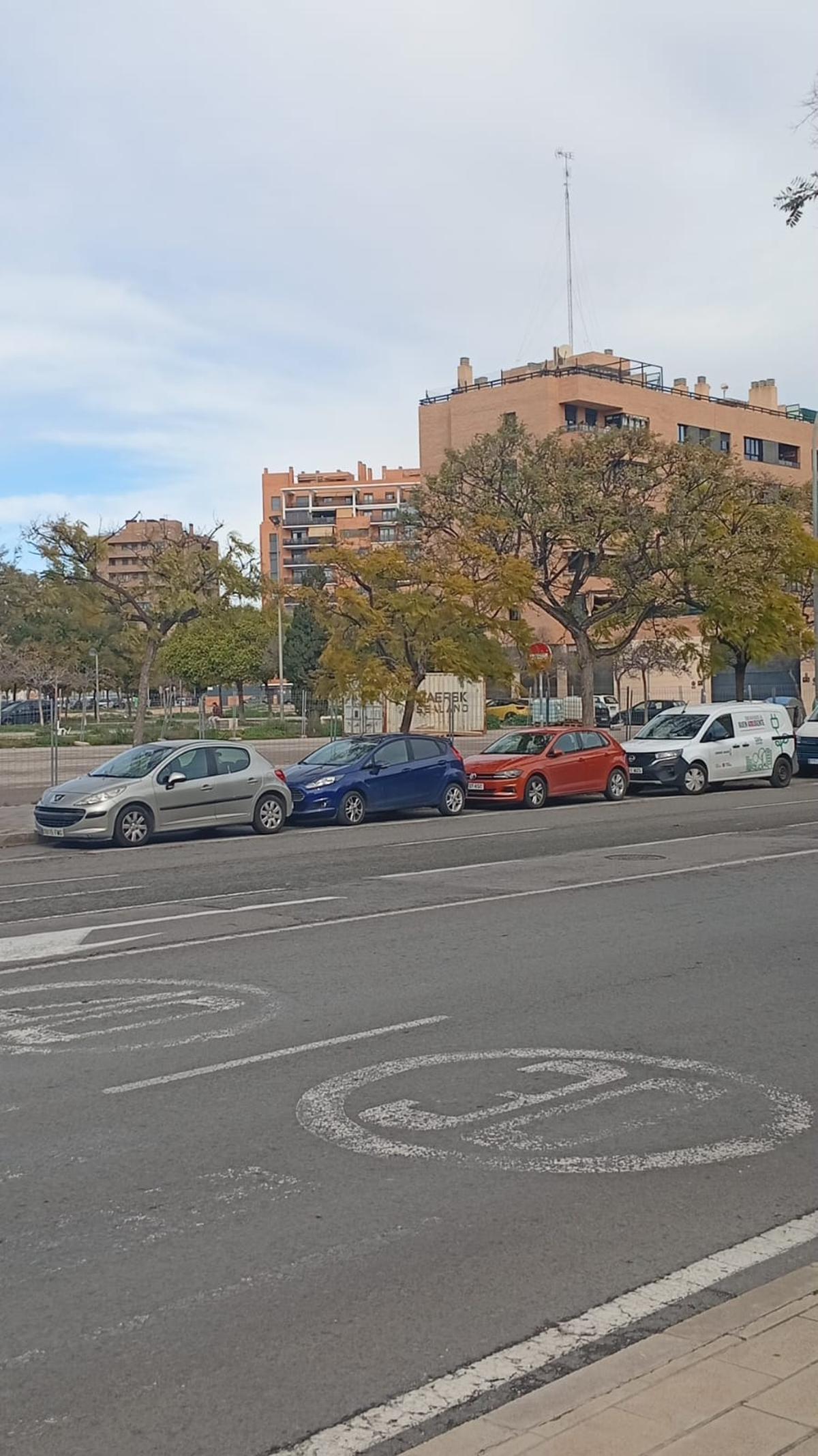 Al fondo, en el solar, un contenedor con material de obra, este lunes