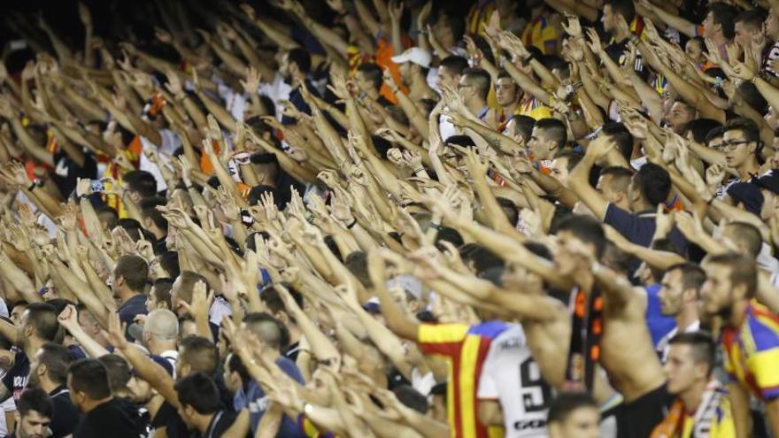 El Valencia CF readmite a los expulsados por actos violentos