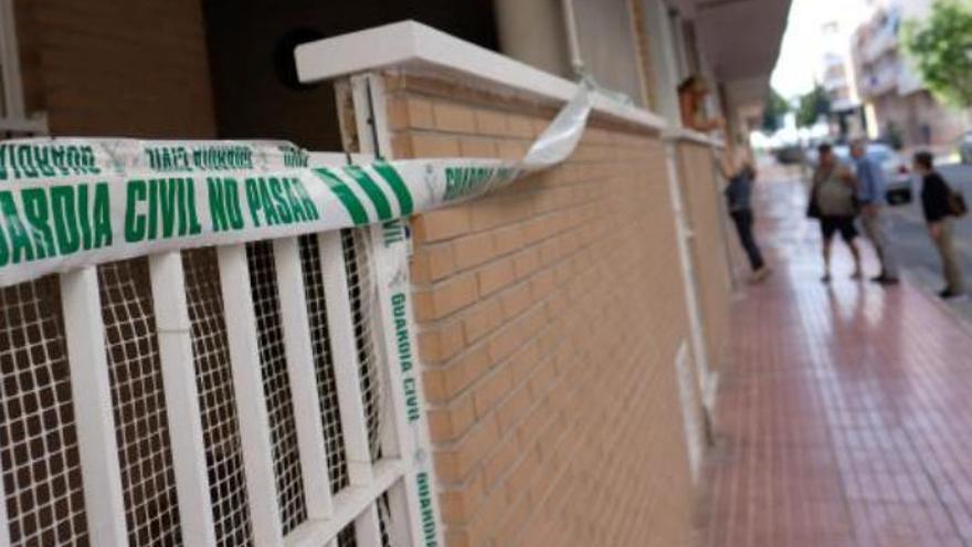 La Guardia Civil precintó la casa de Guardamar donde apareció el cadáver.