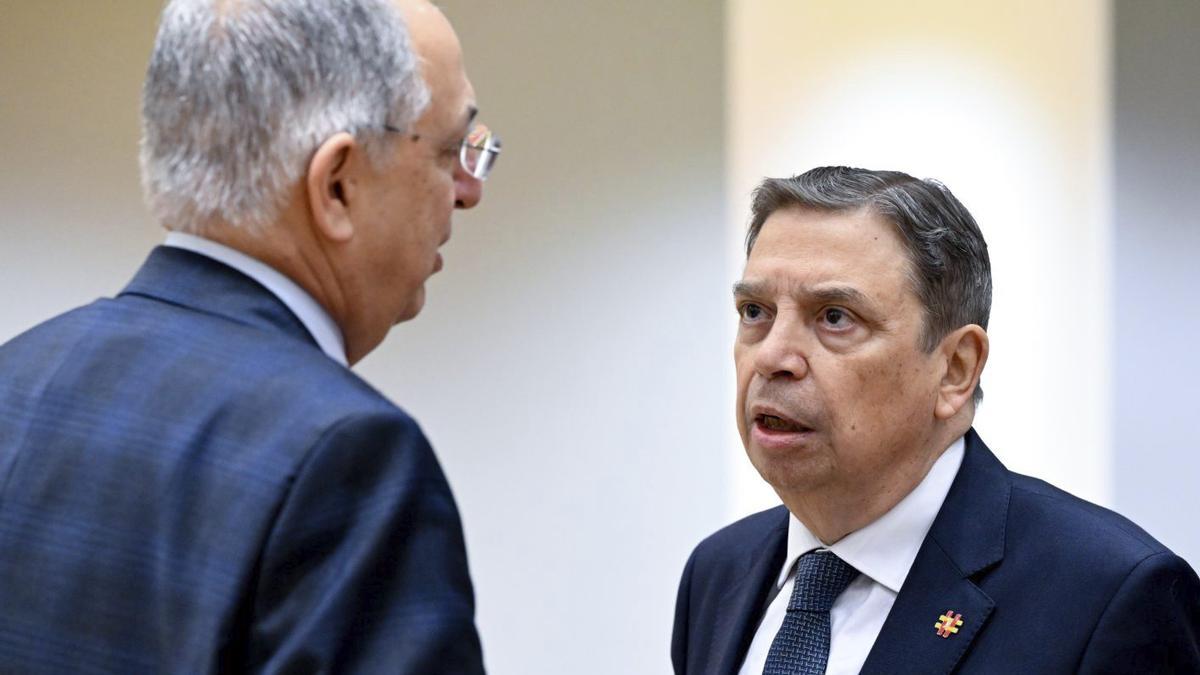 El comisario de Pesca y Océanos, Costas Kadis, charlando ayer con el ministro Luis Planas.