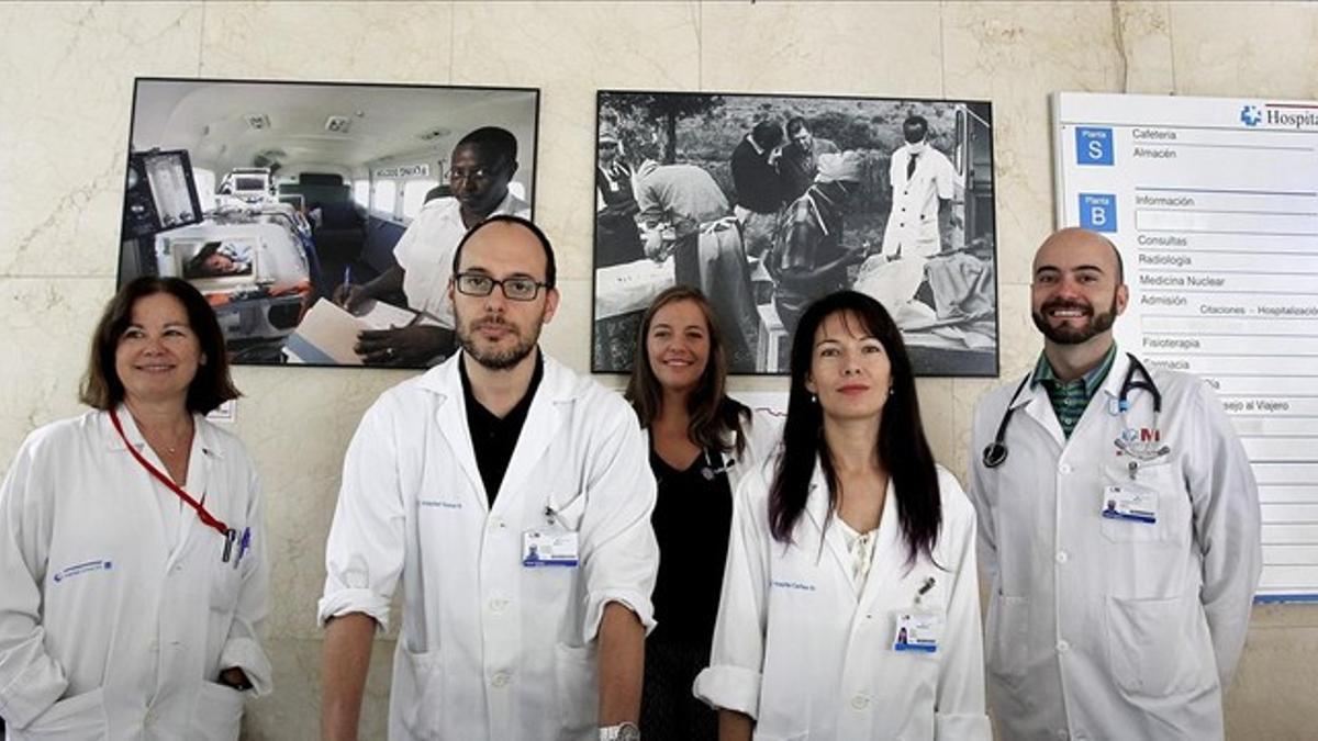De izquierda a derecha, los doctores Mar Laso, German Ramirez, Marta Arsuaga, la enfermera Ana M. Gomez y el doctor Fernando de la Calle, que atendieron a Pajares.