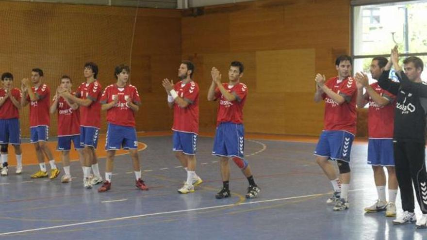 Los jugadores del OAR saludando a la afición tras vencer al Xiria en octavos de final de la Copa Galicia. / víctor echavev