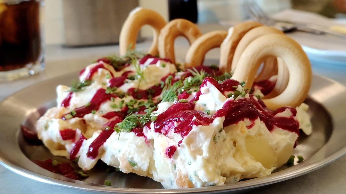 La ensaladilla con remolacha encurtida de Romita.