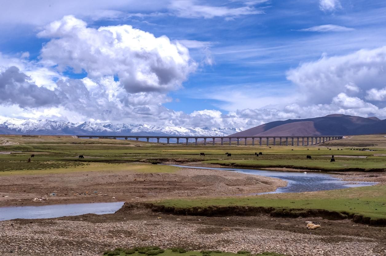 Puente ferroviario a Lhasa en el Tíbet, China