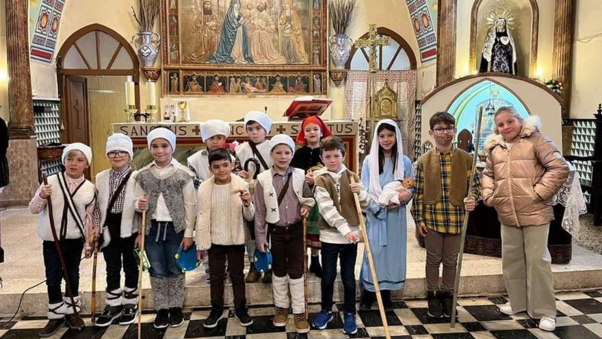 El belén de la parroquia formado por los niños que van a comulgar. |