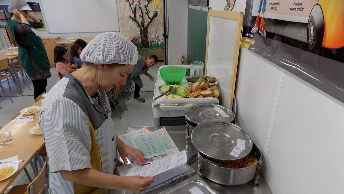 Imatge d'arxiu dels alumnes de l'escola La Serreta de Santpedor, al menjador de l'escola