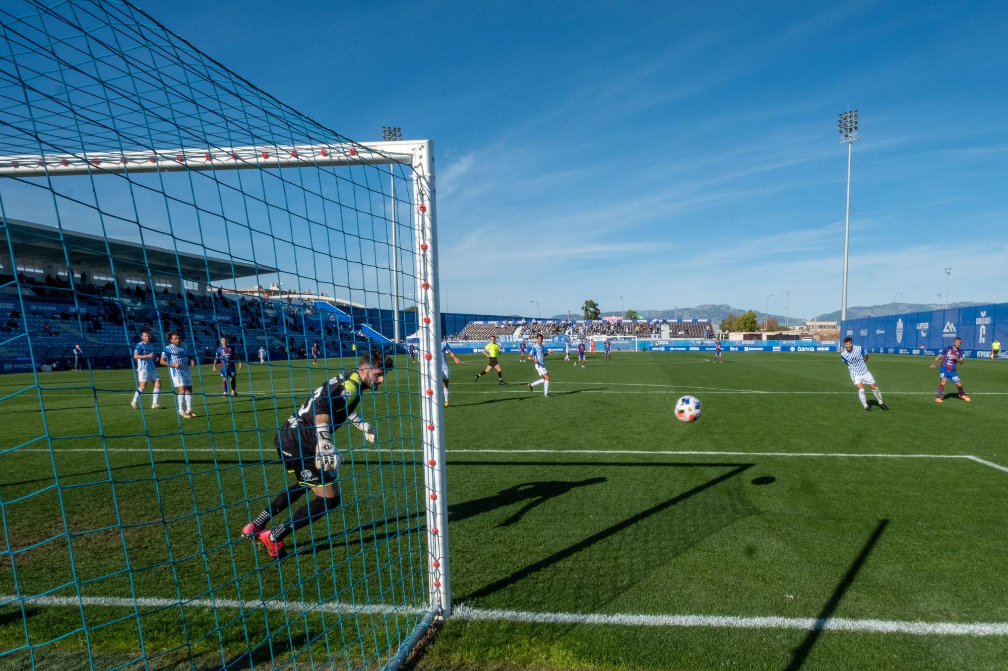 El Poblense logra su primera victoria a costa del Atlético Baleares