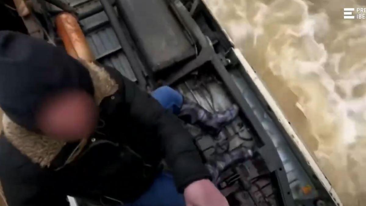 Rescate milagroso: Liberan a una mujer que  llevaba 14 horas dentro de un coche hundido en el agua