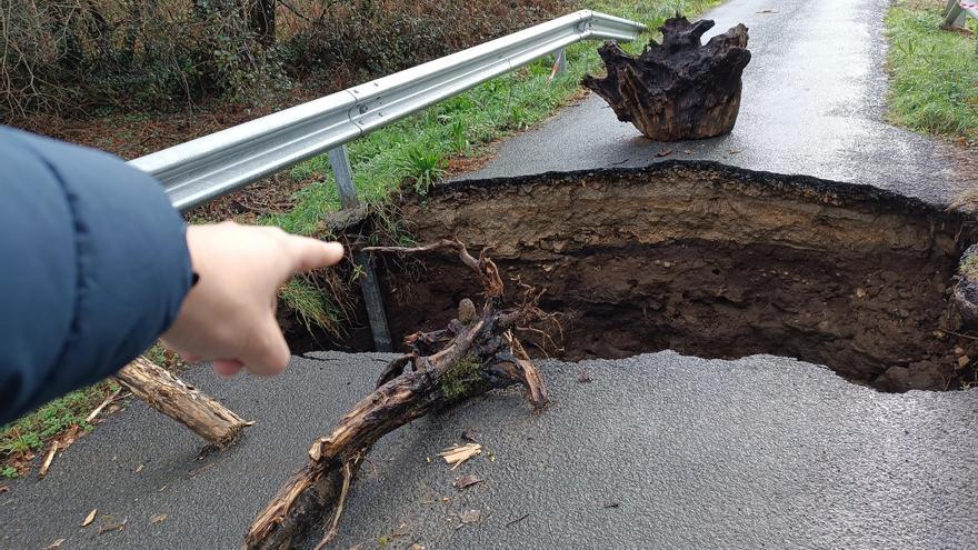 Ames tramita por urgencia la reparación de la carretera hundida entre Tapia y Piñeiro