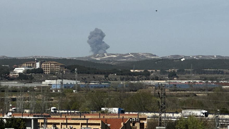 Tres fuertes explosiones dejan una visible columna de humo en Zaragoza