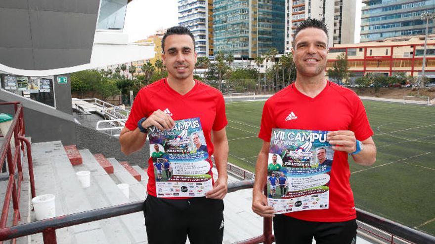 José Ojeda -d-, junto al preparador físico Hanán Martín, en el Pepe Gonçalvez, con el cartel del campus.