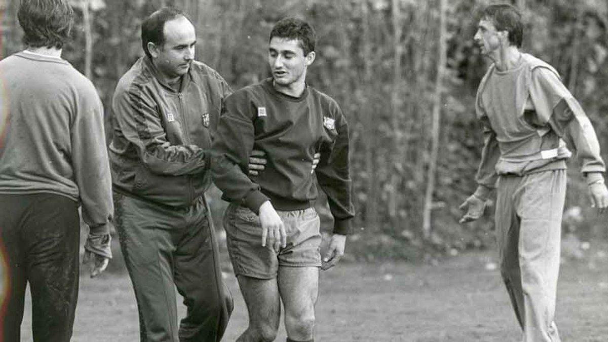 El masajista Jaume Langa fue el primero en atender a Ernesto Valverde después de recibir la patada involuntaria de Cruyff en una práctica del FC Barcelona 1988-89
