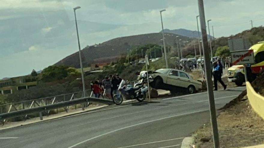 Conducción temeraria en Tenerife: Circula con una rueda menos tras sufrir un accidente y acaba coronando un pedrusco con su vehículo
