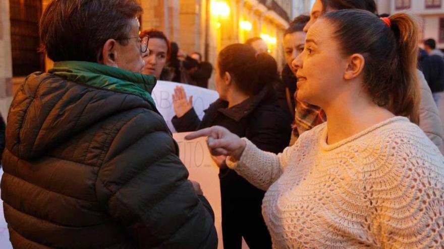 las protestas, en la calle. Los vecinos de Ventanielles que acudieron con la pancarta a protestar al Pleno tuvieron que esperar en la calle para poder enseñar los carteles a los concejales. En la foto, una de las vecinas pide explicaciones al concejal de Izquierda Unida Roberto Sánchez Ramos, &quot;Rivi&quot;. luisma murias