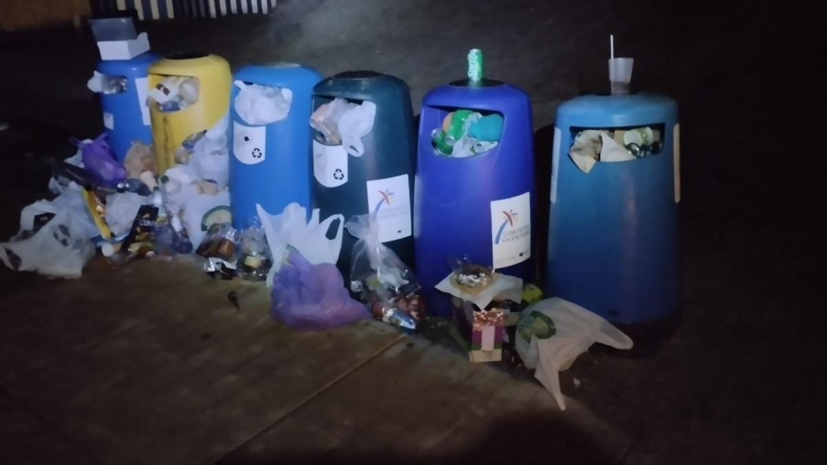 Las papeleras quedaron anoche así, tras el eclipse y las perseidas