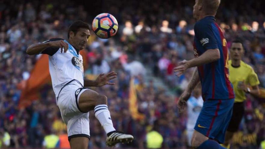 Celso Borges trata de controlar un balón.