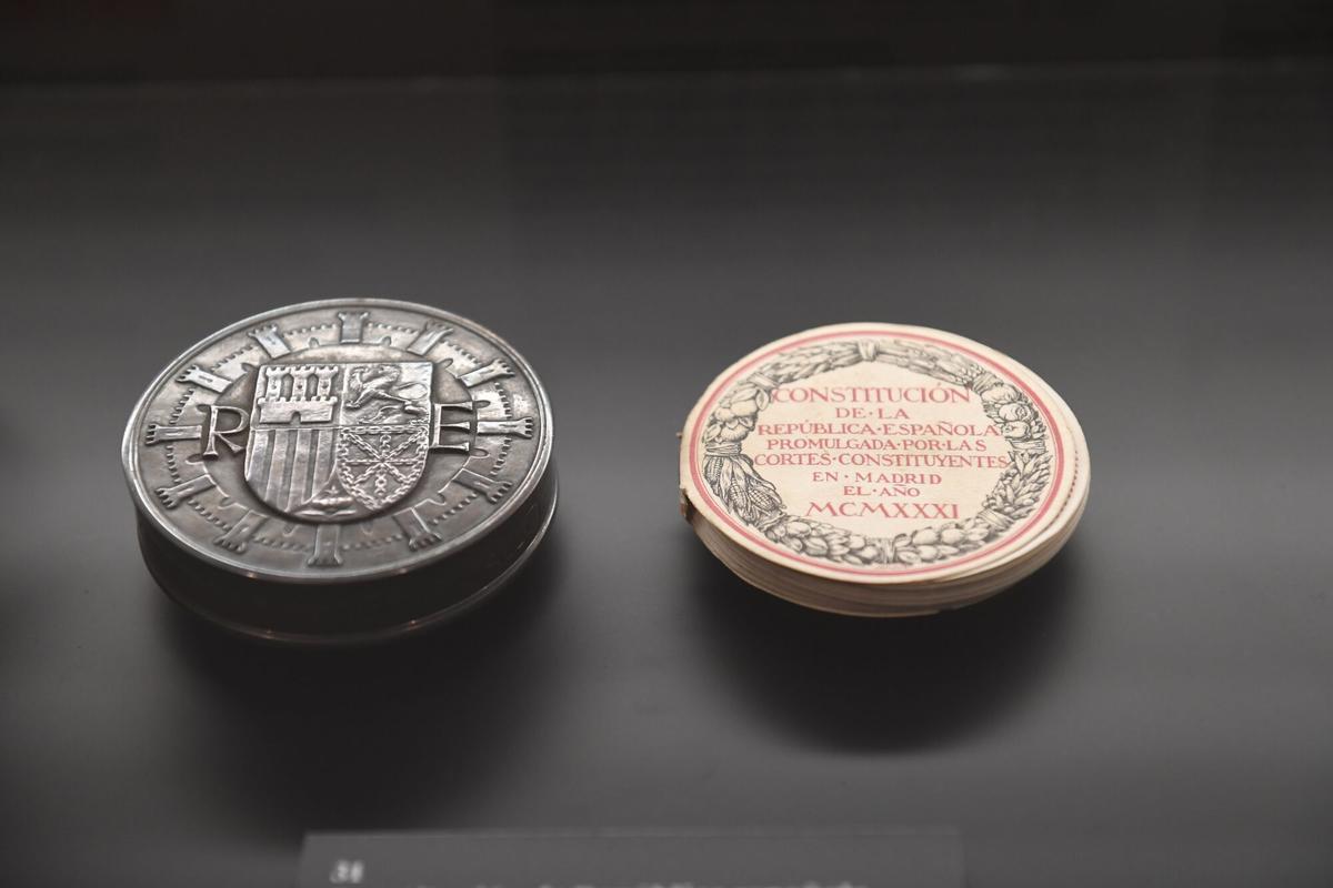 Arquivo do Reino de Galicia, exposición 250 aniversario: Constitución de 1931 na súa caixiña de prata.