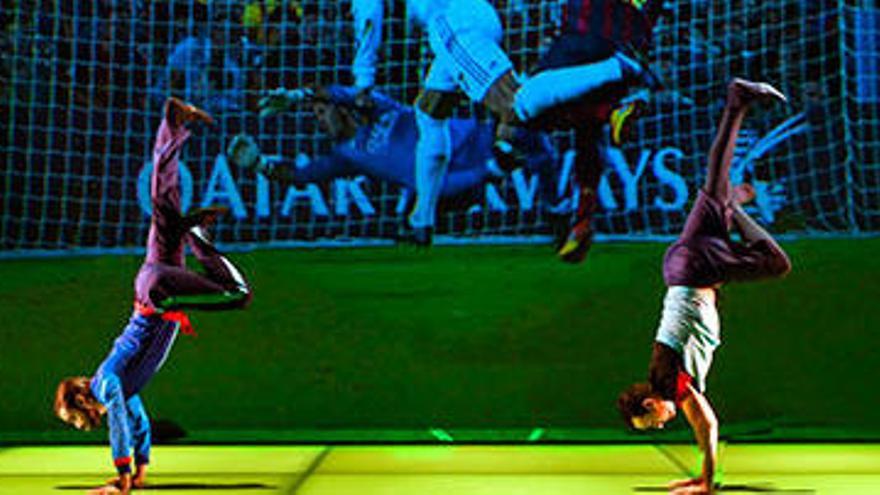 Cesc Gelabert recrea algunes de les millors jugades del Barça al muntatge &#039;Foot-ball&#039;.