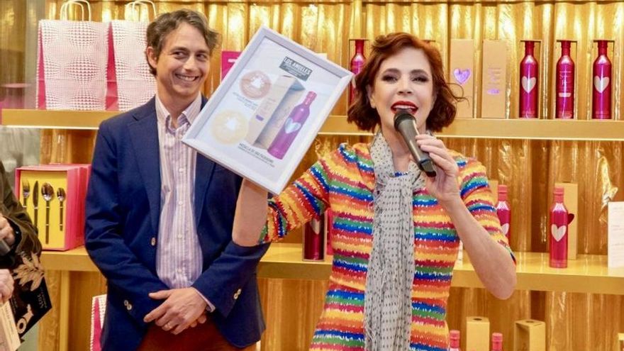 Señoríos de Relleu presenta una edición limitada de su aceite con diseño de Ágatha Ruiz de la Prada